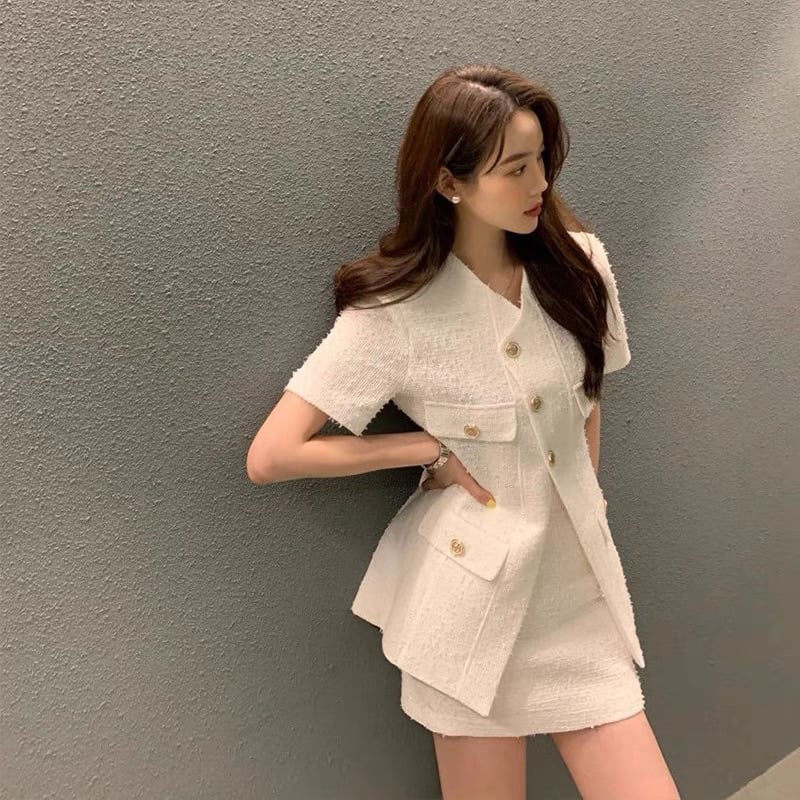Các mẫu áo khoác tweed mùa hè sử dụng chất liệu cotton dệt thưa hoặc giảm lớp lót để tạo cảm giác nhẹ và thoáng hơn khi mặc.    
