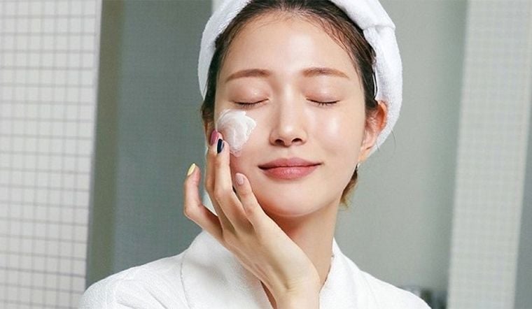 Việc thoa kem dưỡng khi da còn hơi ẩm sẽ giúp giữ nước hiệu quả hơn.