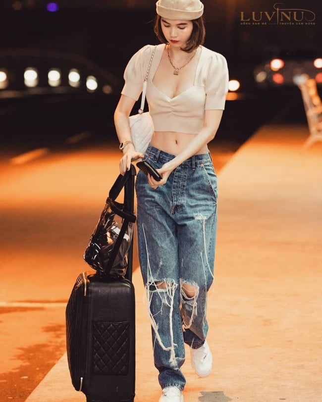 Đây là kiểu phối đồ phù hợp với những cô gái yêu thích phong cách casual nhưng vẫn muốn giữ vẻ thanh lịch.