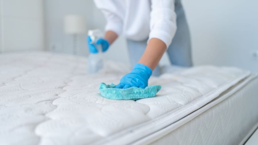Để làm sạch đệm, bạn có thể sử dụng các nguyên liệu có sẵn trong nhà như baking soda, giấm, nước rửa bát.