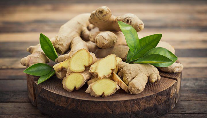 Gừng không chỉ là loại gia vị quen thuộc trong nhà bếp mà còn được nhiều người sử dụng trong chăm sóc da nhờ chứa hoạt chất chống oxy hóa tự nhiên.