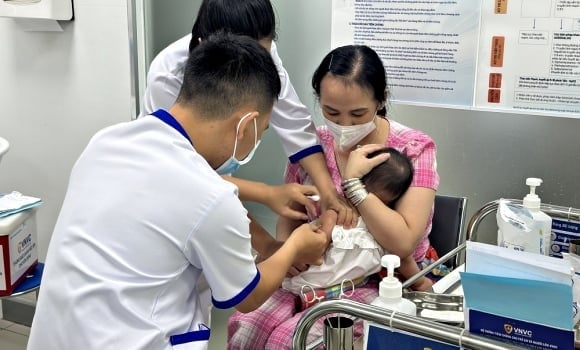 Để đảm bảo an toàn, quy trình tiêm chủng được quy định gồm 3 bước: trước tiêm phải khám sàng lọc; trong khi tiêm thực hiện đúng hướng dẫn chuyên môn và nhà sản xuất; sau tiêm theo dõi tại điểm tiêm ít nhất 30 phút và tiếp tục theo dõi tại nhà tối thiểu 24 giờ.    