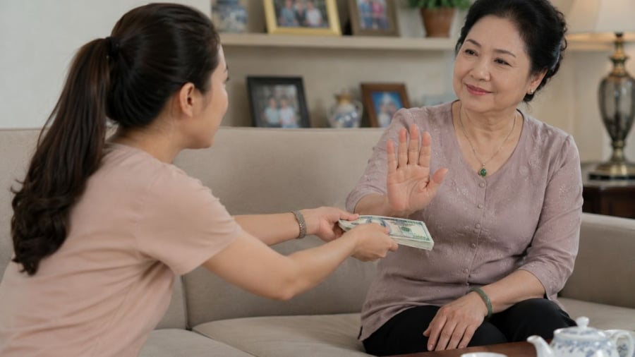 Lần nào mẹ chồng cũng từ chối tiền tôi biếu