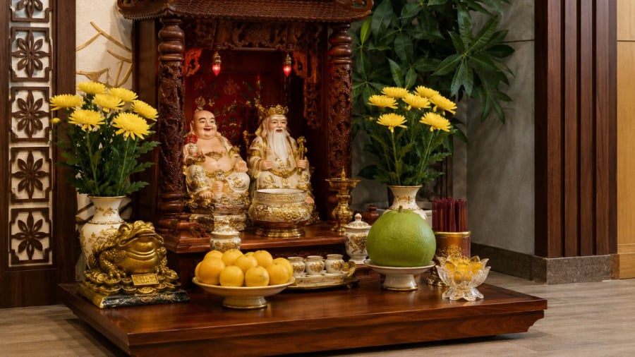 Ban thờ Thần Tài đặt ở mặt đất do quan niệm thờ cúng Thần tài