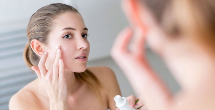 Vitamin C là một trong những hoạt chất phổ biến trong các routine hỗ trợ làm sáng da và cải thiện vùng da xỉn màu. 