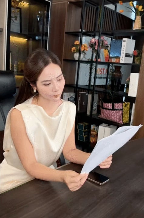 Các gam màu như trắng, kem, nâu caramel, đen hay xanh xám xuất hiện thường xuyên trong nhiều set đồ đời thường. 