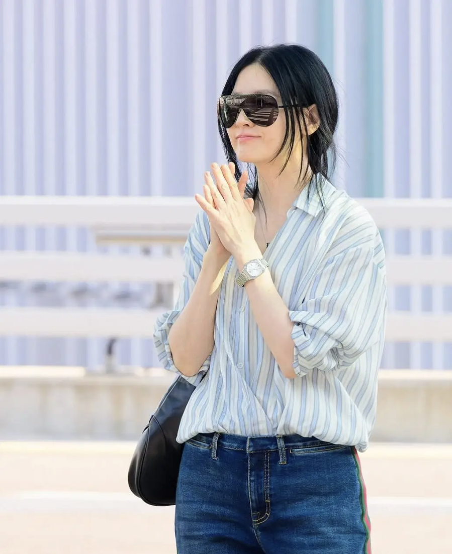 Một trong những lý do khiến bộ Shbet999 com đăng nhập của Lee Young Ae được khen ngợi là nhờ sự cân bằng giữa nét trẻ trung và vẻ trưởng thành.