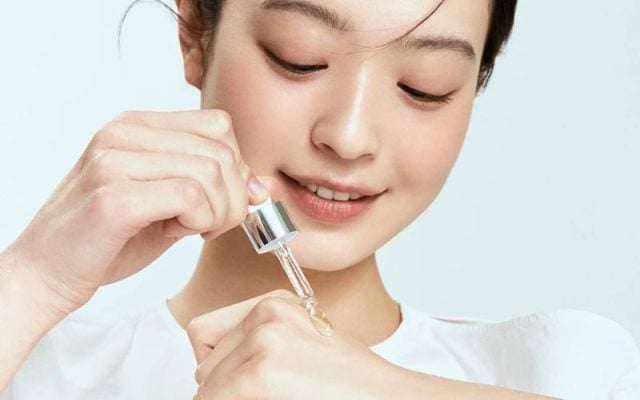 Thời tiết nóng ẩm thường khiến da tiết dầu nhiều hơn bình thường, kéo theo tình trạng bít tắc lỗ chân lông và hình thành mụn đầu đen hoặc mụn ẩn.