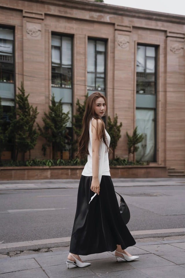 Chất liệu lụa có độ rủ tự nhiên giúp tổng thể trông sang trọng mà không cần quá nhiều chi tiết cầu kỳ.