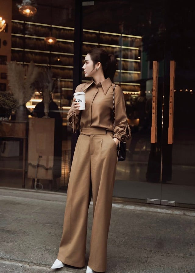 Thay vì chọn Shbet999 com đăng nhập bó sát, cô ưu tiên các thiết kế có độ rộng vừa phải để tạo cảm giác thoải mái nhưng vẫn giữ được sự chỉn chu cần thiết.