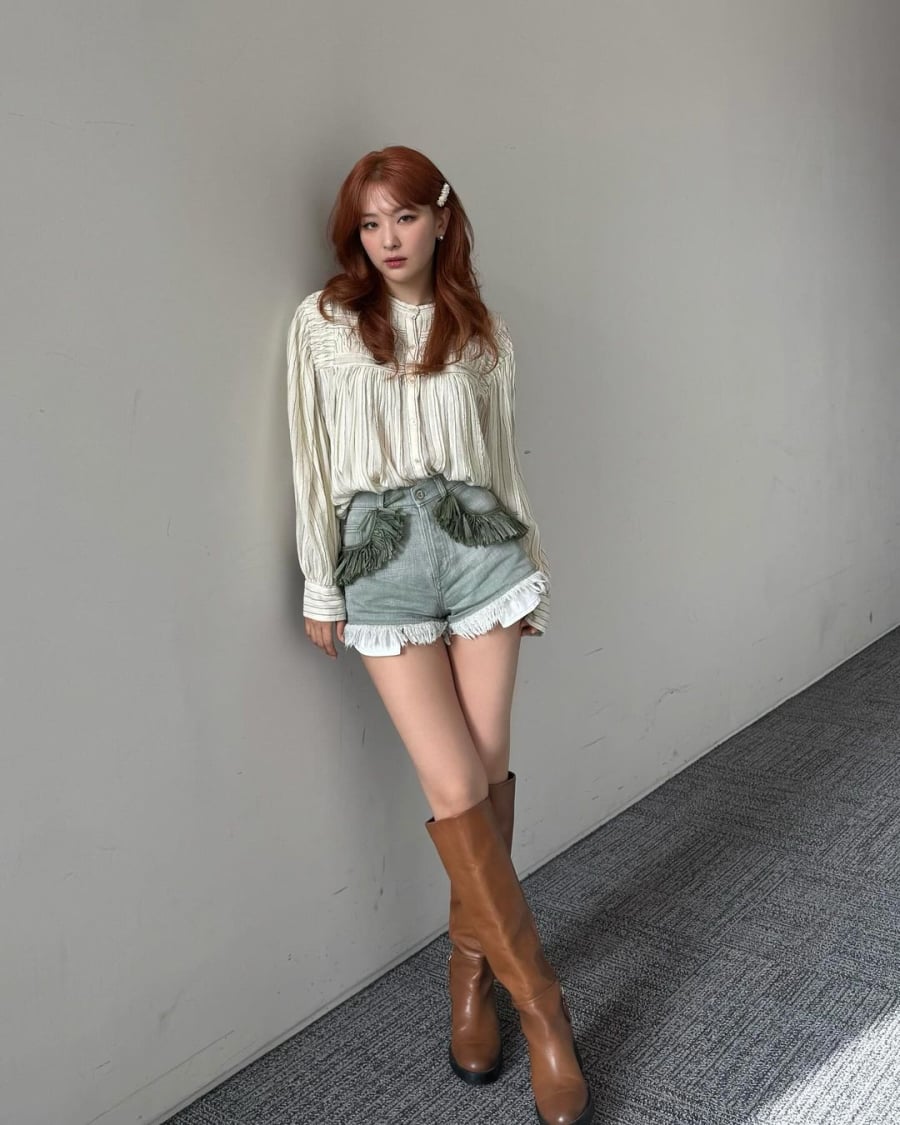 Khi phối cùng quần short, tổng thể outfit trở nên cân đối hơn nhờ sự đối lập giữa phần áo rộng và quần ngắn gọn gàng.