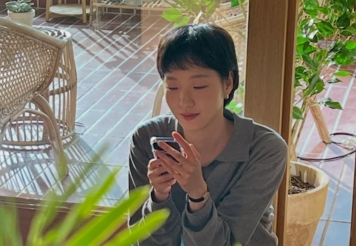Một trong những vấn đề thường gặp khi để tóc ngắn là tóc dễ bết nhanh hơn, đặc biệt vào mùa hè.    