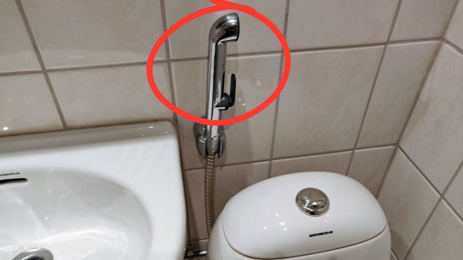Khi sử dụng vòi xịt vệ sinh, không nên sử dụng áp lực nước mạnh.