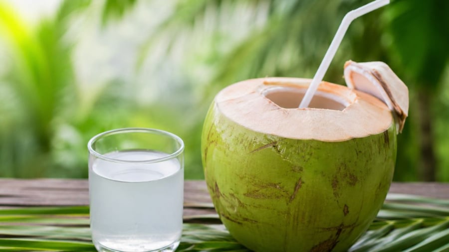 Không phải ai uống nước dừa cũng tốt