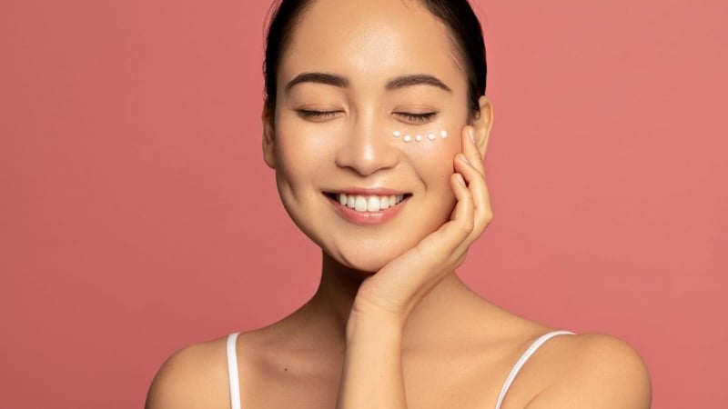 Vùng da quanh mắt mỏng hơn đáng kể nên các mạch máu phía dưới dễ lộ rõ hơn, từ đó tạo cảm giác quầng thâm rõ nét.