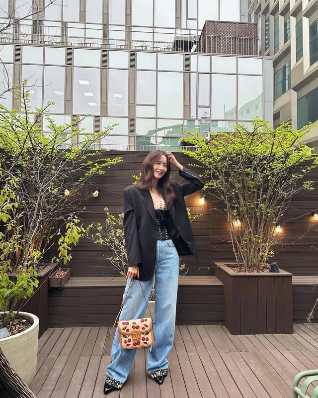 Bộ blazer oversized phối cùng corset và quần jeans ống rộng từng nhận được nhiều lời khen vì giúp cô trông thời thượng nhưng không mất đi nét tinh tế vốn có.