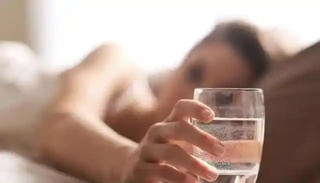 Dù uống nước sau khi thức dậy là thói quen tốt, không phải cách uống nào cũng có lợi cho sức khỏe.