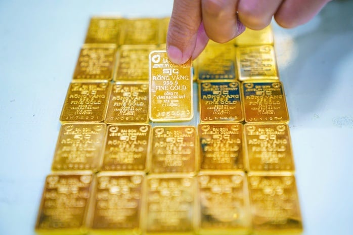 Lúc 6h30 ngày 25-5 (giờ Việt Nam), giá vàng thế giới giao dịch quanh mức 4.575 USD/ounce, tăng mạnh 65 USD/ounce, tương đương 1,44% so với phiên đóng cửa cuối tuần trước.    