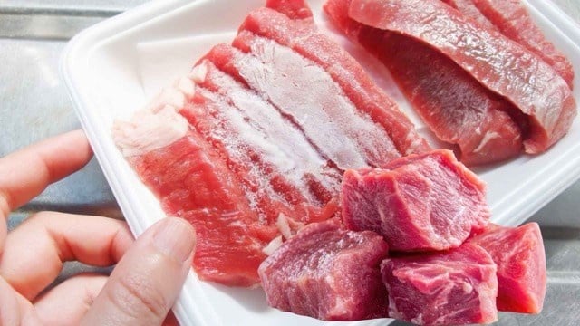 Một cách an toàn khác là chuyển thịt từ ngăn đông xuống ngăn mát tủ lạnh vài giờ hoặc để qua đêm trước khi chế biến.