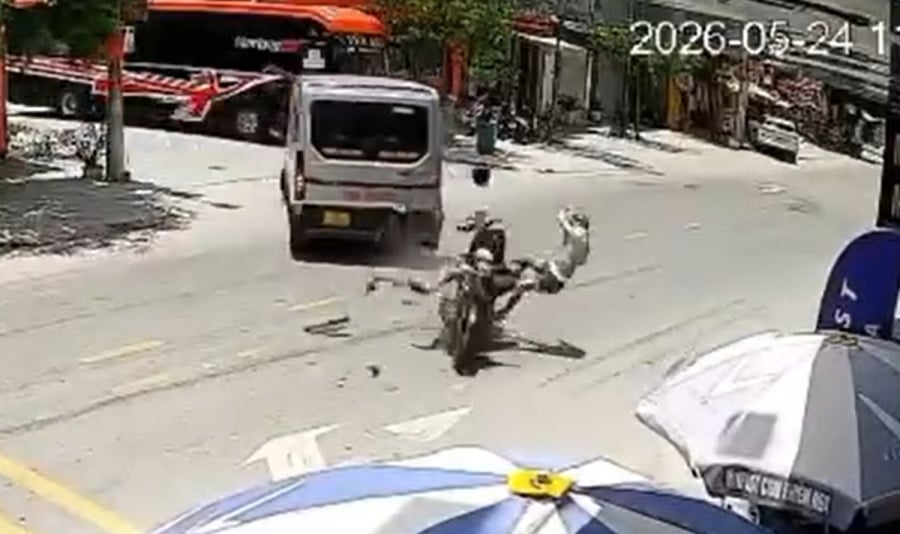 Đúng lúc đó, một xe máy chở hai thanh niên di chuyển với tốc độ cao đã lao tới và tông mạnh vào phía sau ô tô. Cú va chạm khiến cả hai người trên xe máy bị hất văng lên không trung, sau đó rơi xuống vệ đường và bị thương nặng.    