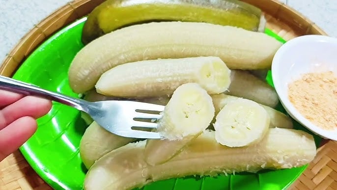 Chuối xanh luộc là cách chế biến đơn giản nhất