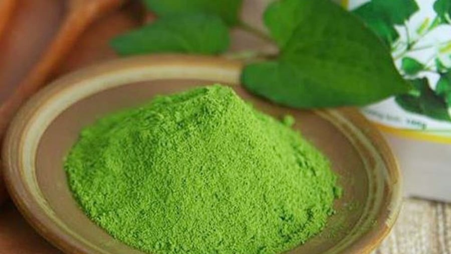 Ngoài việc đắp ngoài da, nhiều người còn uống nước rau diếp cá với mong muốn hỗ trợ thanh nhiệt và cải thiện tình trạng mụn từ bên trong.    