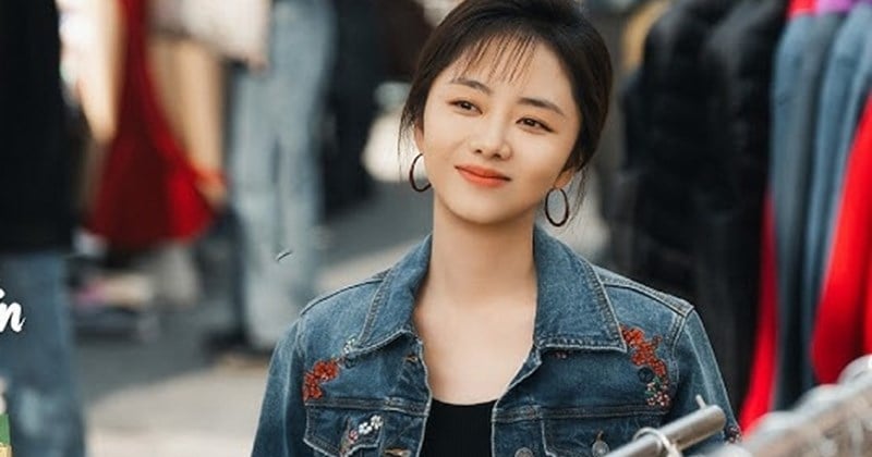 Ở tuổi 35, Đàm Tùng Vận vẫn khiến nhiều người ngạc nhiên vì diện mạo trẻ trung gần như không thay đổi theo thời gian. 