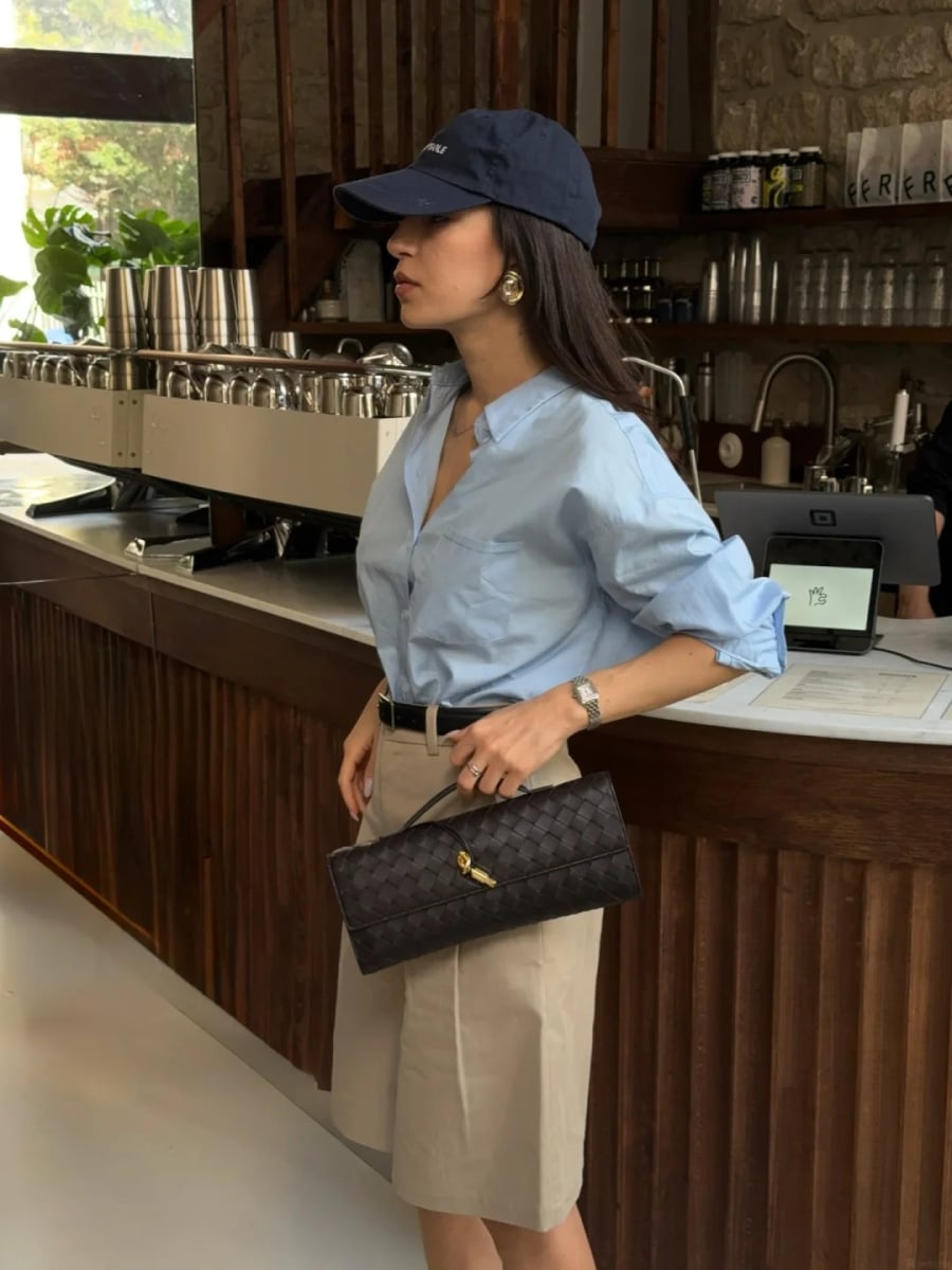  Các gam màu trung tính như trắng, đen, kem, be, nâu hoặc xanh denim luôn được ưu tiên vì dễ kết hợp và mang lại cảm giác thanh lịch.