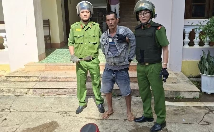 Theo thông tin ban đầu, khoảng 8h50 cùng ngày, Đội Cảnh sát 113 nhận được tin báo về một người đàn ông mang hung khí vào trường gây rối. 