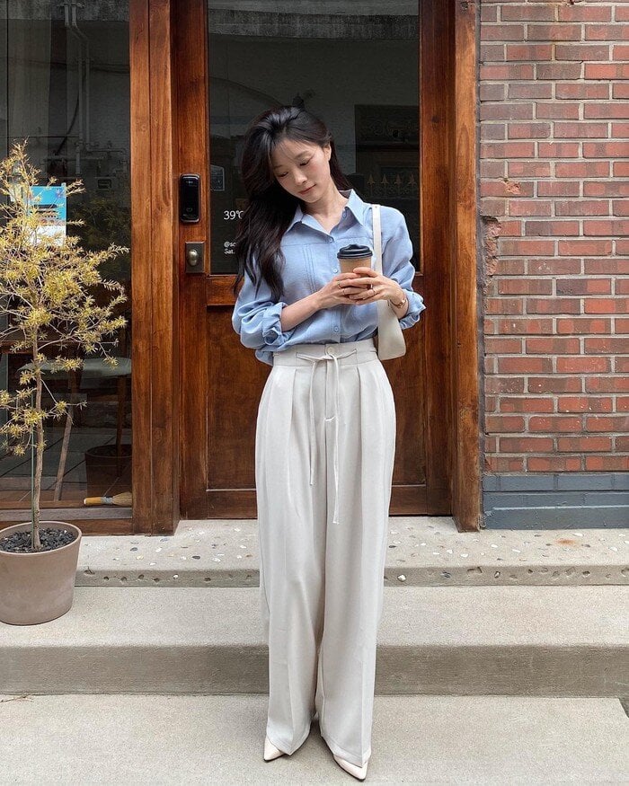 Công thức quen thuộc nhưng chưa bao giờ lỗi mốt chính là quần âu ống suông phối cùng áo sơ mi. 