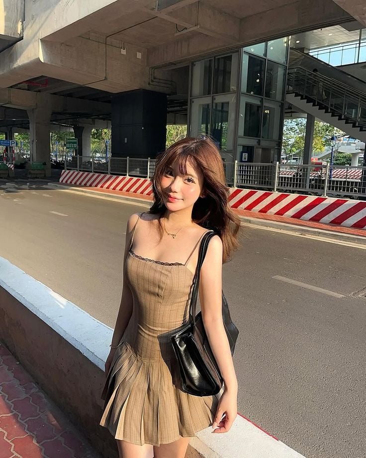 Váy ribbed knit, cotton dày hoặc chất liệu satin lì thường tạo hiệu ứng thanh lịch hơn đáng kể.