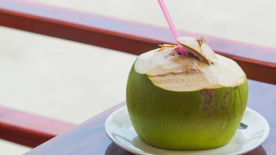 Nếu muốn uống nước dừa để giải khát, bạn nên ngồi nghỉ ngơi để Sh88bet đăng ký miễn phí phục hồi năng lượng trước. 