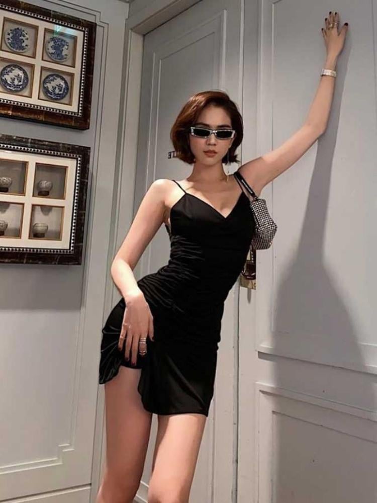 Những gam màu như đen, trắng kem, nâu mocha, beige, xám hoặc đỏ rượu thường giúp váy bó trở nên sang trọng và dễ mặc hơn. 