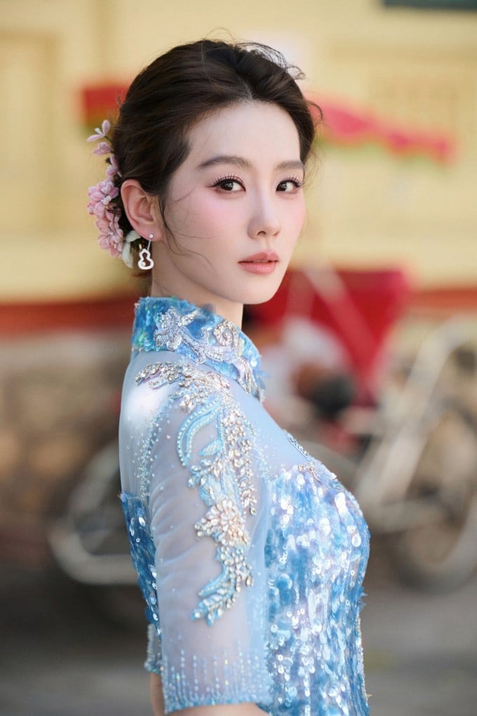 Xuất hiện tại một sự kiện ngoài trời ở Hà Nội giữa thời tiết nắng nóng, Lưu Thi Thi nhanh chóng trở thành tâm điểm mạng xã hội nhờ diện mạo tươi tắn 
