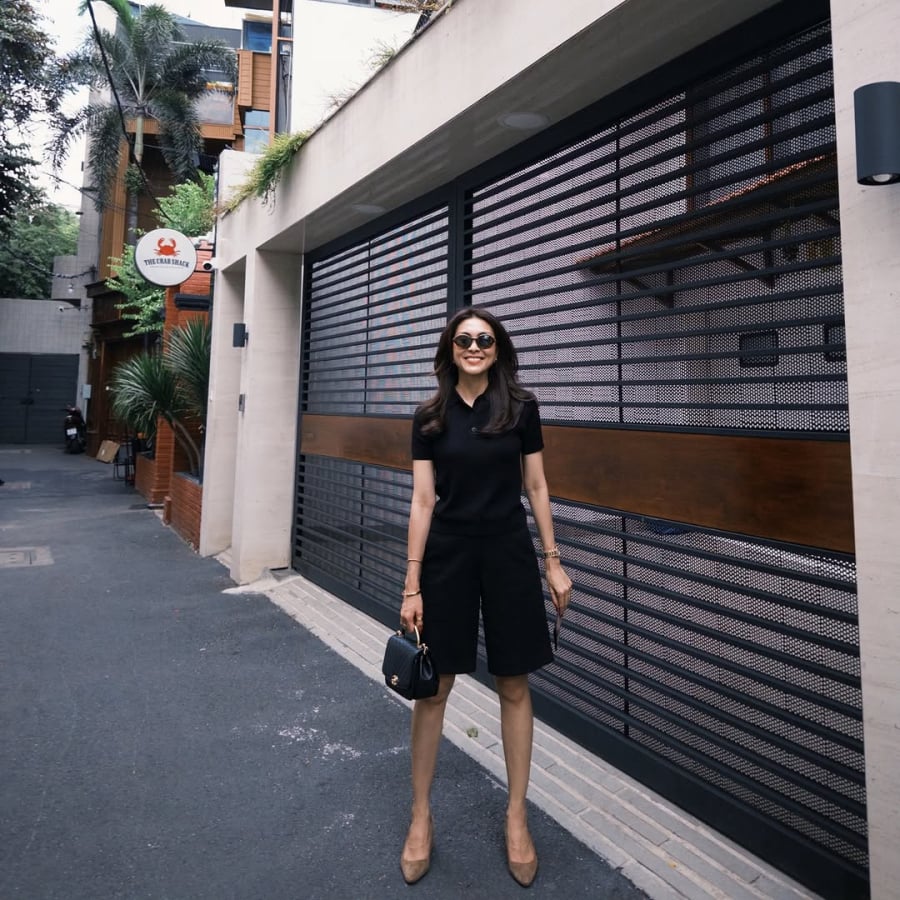 Một trong những outfit mùa hè được nhiều người chú ý gần đây của Tăng Thanh Hà là combo áo polo ôm nhẹ phối cùng quần lửng dáng rộng. 