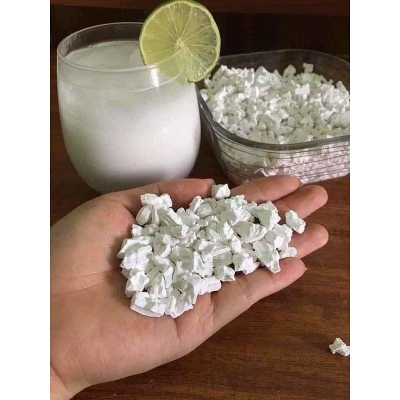 Bột sắn dây nguyên chất thường kết tinh tự nhiên, góc cạnh sắc không tròn