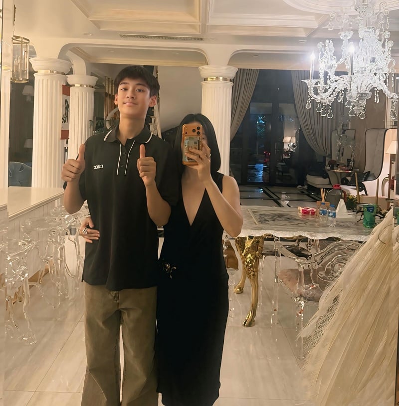 Lệ Quyên đăng tải một bức ảnh chụp cùng con trai cưng của mình.