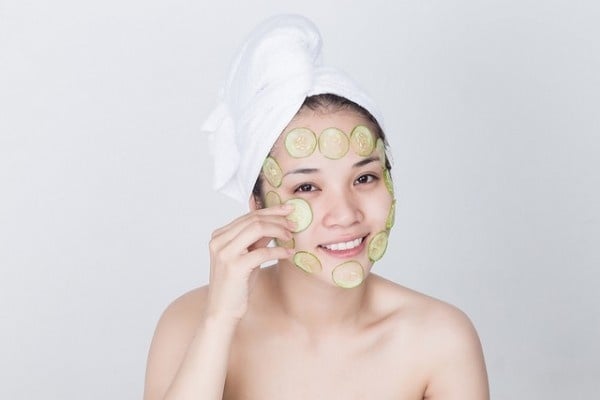 Chỉ cần rửa sạch dưa leo, cắt thành lát mỏng rồi đắp trực tiếp lên mặt khoảng 15–20 phút. 