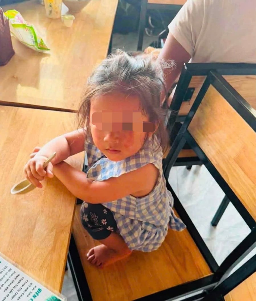 Theo chính quyền địa phương, trong hành trình di chuyển, 3 mẹ con đã đi qua nhiều khu vực khác nhau. Dù được người dân hỗ trợ nước uống, thức ăn và đề nghị giúp đỡ, người mẹ vẫn từ chối tiếp nhận.    