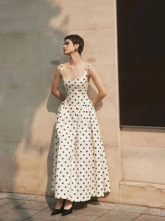 Bản thân chấm bi đã đủ nổi bật nên khi phối cùng Shbet999 com đăng nhập hoặc phụ kiện màu trơn, tổng thể sẽ trở nên tinh tế và dễ nhìn hơn.