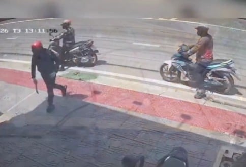 Theo thông tin ban đầu, trước đó hai người đàn ông đội mũ bảo hiểm, bịt kín mặt đã bất ngờ xông vào tiệm vàng Kim Thành An Phú 2 nằm trên đường D1, khu phố Đông An, phường Tân Đông Hiệp.