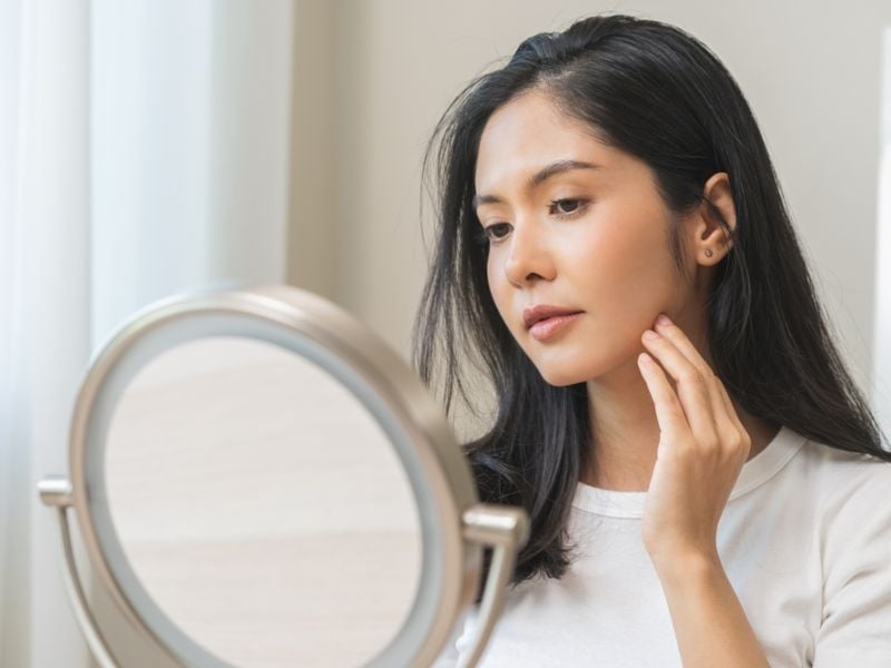 Theo thời gian, các cơ quanh miệng, vùng cằm và đường viền hàm dần mất đi độ săn chắc tự nhiên, khiến khuôn mặt trông chảy xệ và thiếu nét hơn.