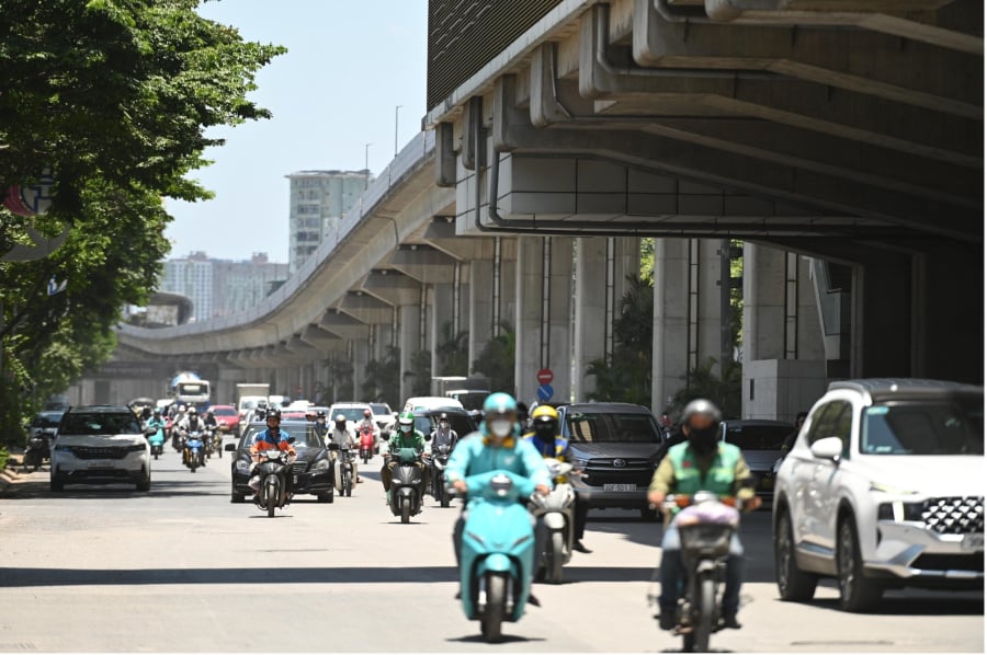 Tại khu vực từ Quảng Trị đến Huế, Đà Nẵng và phía Đông Quảng Ngãi, thời tiết chủ yếu duy trì trạng thái ngày nắng, có nơi nắng nóng, trong khi chiều tối và đêm có thể xuất hiện mưa rào, dông vài nơi.    
