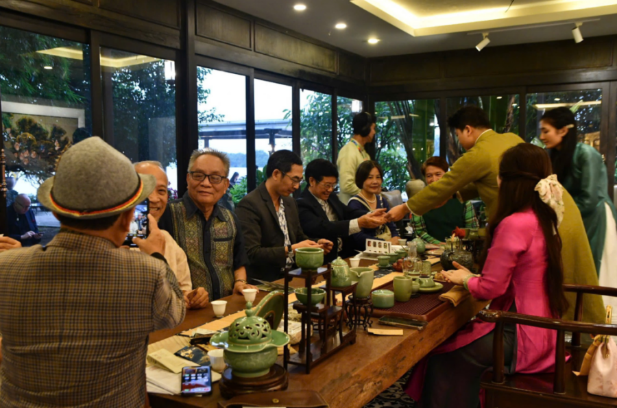 Nguyễn Thanh Phương không xây dựng Thanh Phương Trà như một địa điểm kinh doanh đơn thuần mà là nơi mọi người có thể ngồi xuống bên một chén trà, trò chuyện với nhau hoặc đơn giản chỉ là dành vài phút để lắng nghe chính mình hay san sẻ những câu chuyện áp lực trong Shbet16 chơi game trực tuyến