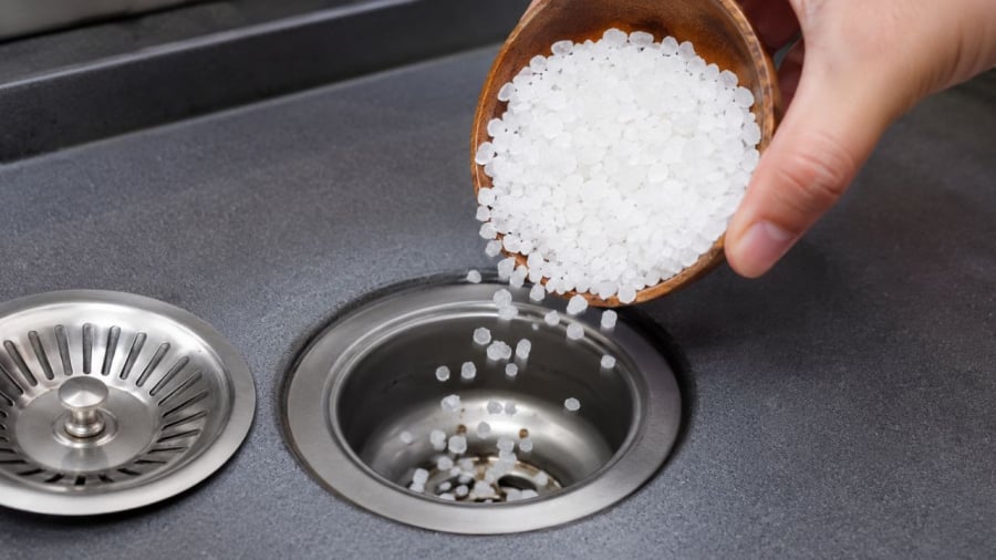 Đổ muối xuống nắp cống mang lại nhiều lợi ích