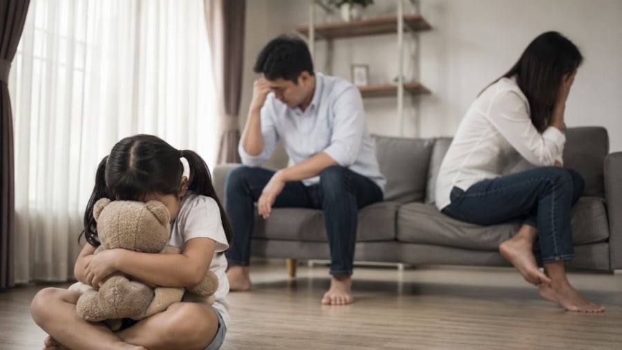 Con cái thường mang nỗi đau lớn khi bố mẹ ly hôn