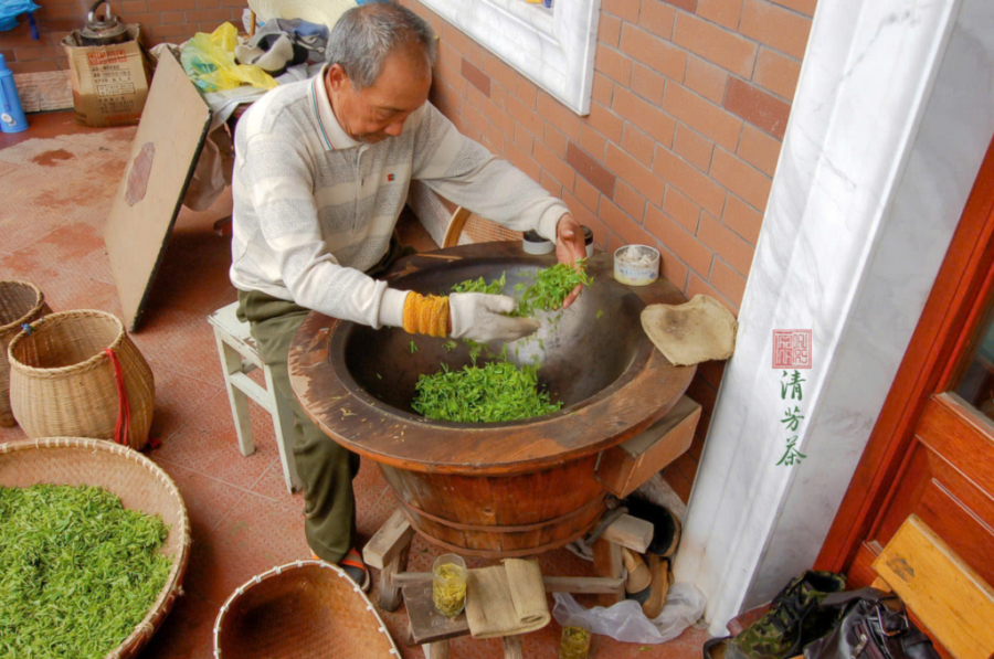 Cô gái Nguyễn Thanh Phương bắt đầu tìm kiếm một điều gì đó giúp bản thân cân bằng hơn. Không phải những chuyến du lịch xa hoa, không phải các thú vui thời thượng, mà là những phút giây được ngồi yên bên một chén trà nóng