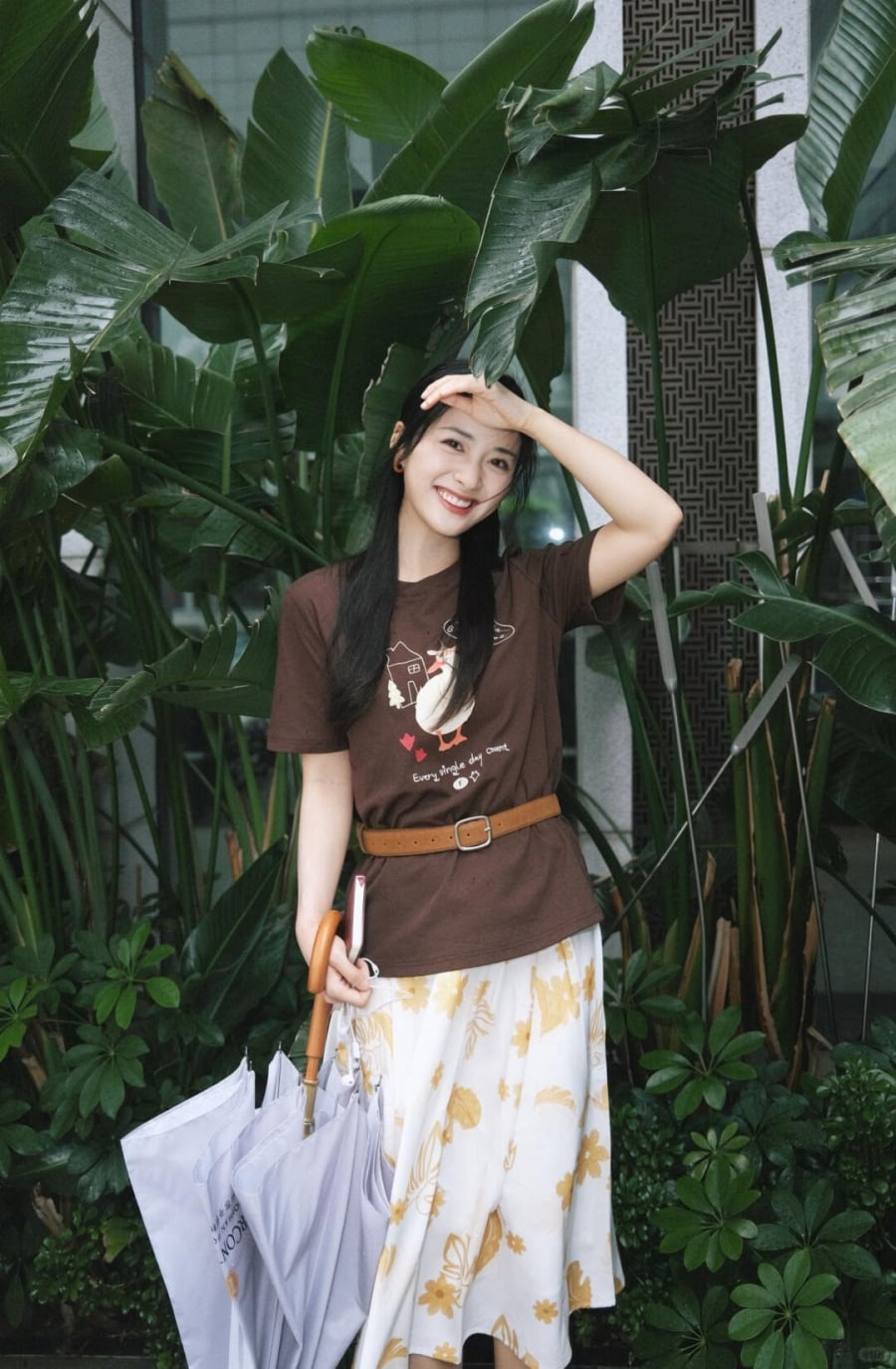 Để bộ Shbet999 com đăng nhập trông gọn gàng hơn, nữ diễn viên sử dụng thêm thắt lưng làm điểm nhấn. 
