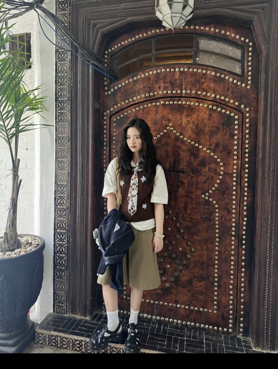 Dù lựa chọn những món đồ quen thuộc, cô vẫn tạo được hình ảnh tươi mới nhờ cách phối hợp màu sắc và kiểu dáng hài hòa.