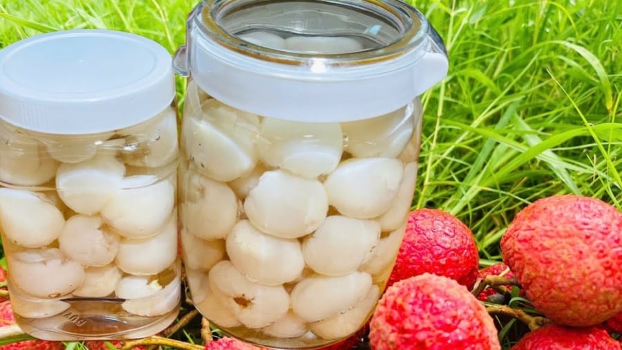 Bạn có thể chuẩn bị vải ngâm đường để pha trà vải quanh năm.